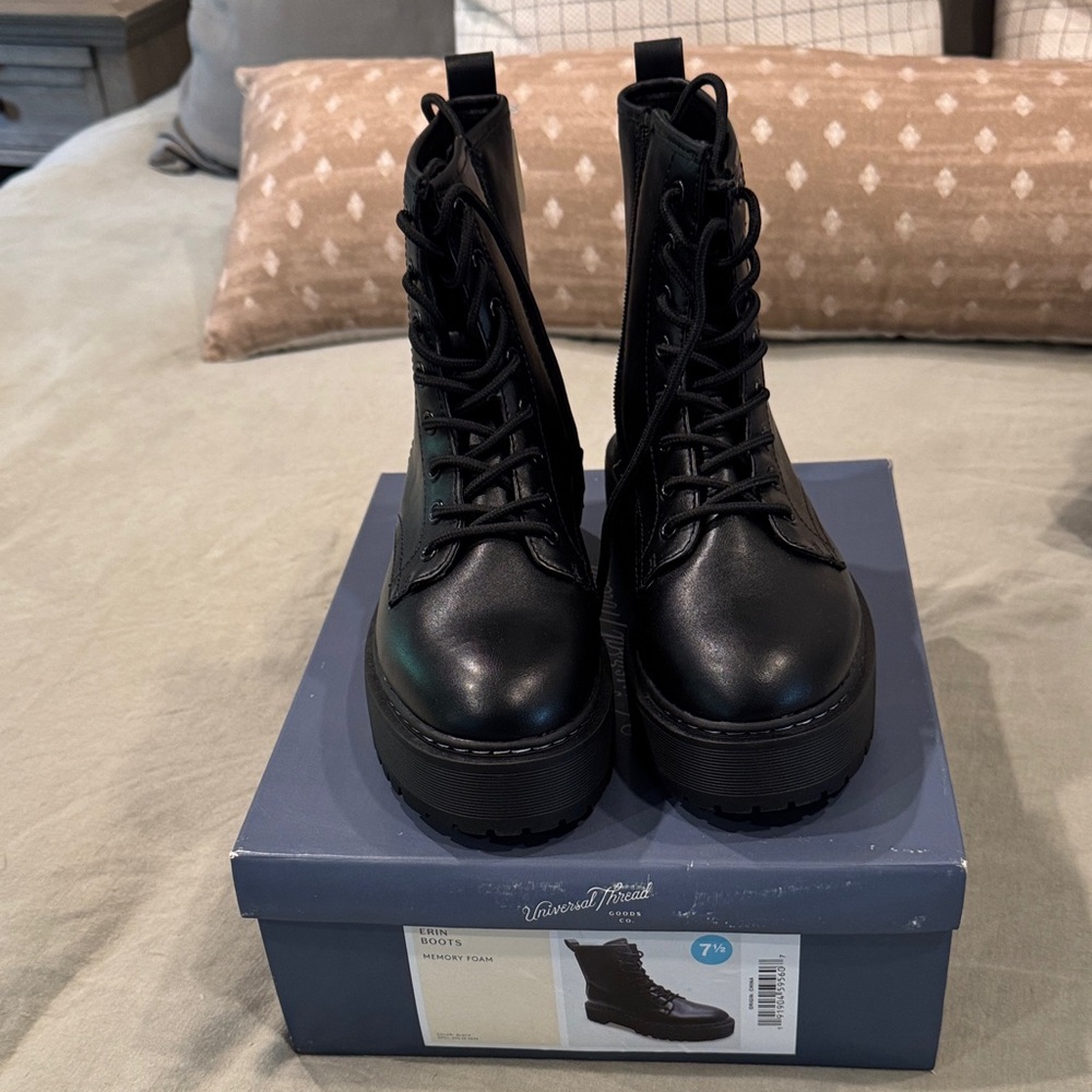 Universal Thread Black Combat Boots